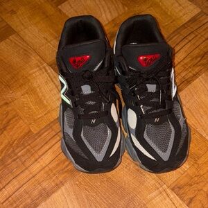 New Balance Men's Black and Silver Sneakers